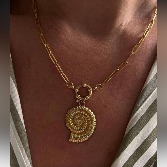 Anthropologie Jewelry - Seashell Necklace #2031